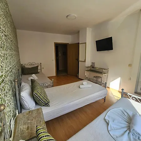 Family Hostel *